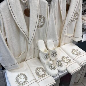 روب حمام عرايس طقم Kişiye Özel Antique  Harf مطرز يدوياً | هدايا ملكة وعرايس فخمة - متجر سعودي