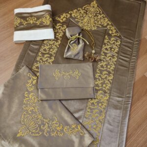 مطرز يدوياً سجادة صلاة مبطنة مجموعة / بكج | هدايا ملكة وعرايس فخمة - متجر سعودي