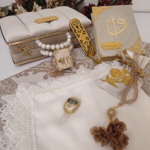 سجادة صلاة مبطنة بكج متكامل لؤلؤ بمقابض فخمة صندوق ملكيLı | هدايا ملكة وعرايس فخمة - متجر سعودي